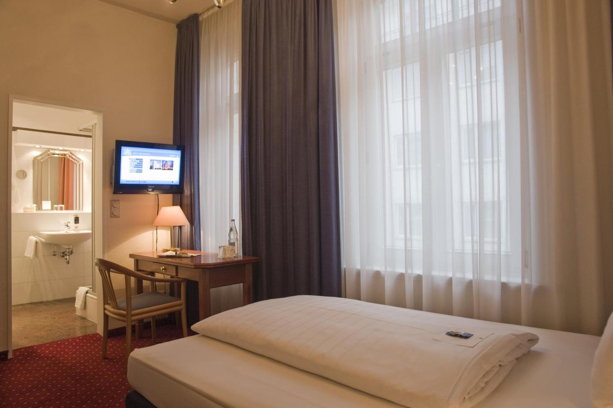 Hotel Fuerst Bismarck Hamburg Room photo